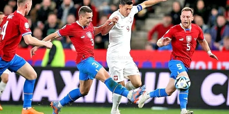 Lewandowski tịt ngòi, Ba Lan thua trận đầu tiên dưới triều đại Fernando Santos